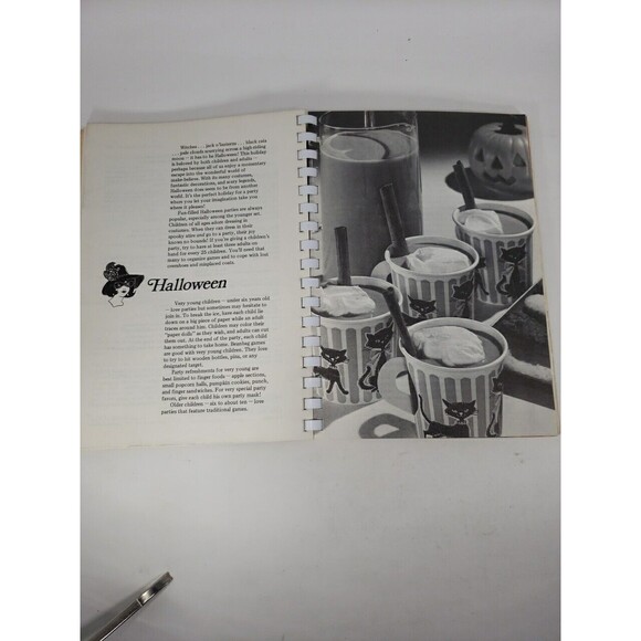 Holiday Cookbook Assemblies of God Women 900 Recipes for All Holidays VTG 1971 - Picture 11 of 16